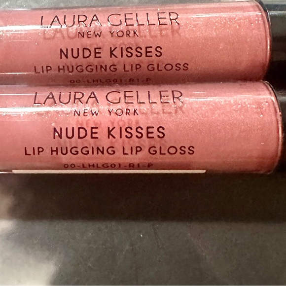 LAURA GELLER NUDE KISSES LIP HUGGING
LIP GLOSS in BLUSHING - Picture 6 of 8